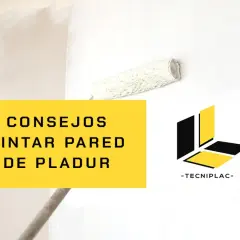 Consejos para pintar paredes de pladur. Rodillo pintando una pared blanca, con logo de Tecniplac.
