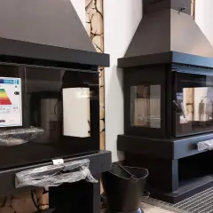Chimeneas modernas con puertas de cristal y etiquetas de eficiencia energética. Las medidas de una chimenea para que no haga humo son clave para su correcto funcionamiento.