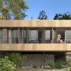 Fachadas exteriores de casas modernas con amplios ventanales y balcón, integradas en un entorno natural rocoso y arbolado.