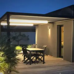 Iluminación moderna para tu pérgola: luces LED integradas y focos que realzan la vegetación.