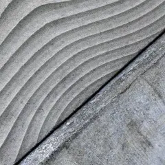 Superficie de hormigón sostenible con un diseño ondulado y una textura rugosa.