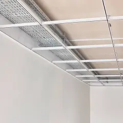 Estructura metálica para falso techo, ideal para quienes buscan como hacer un falso techo barato y funcional, ocultando instalaciones.