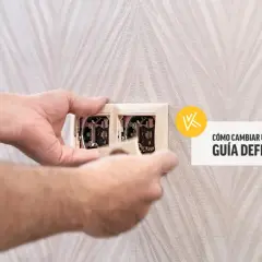Manos trabajando en cómo cambiar un enchufe. Guía definitiva.