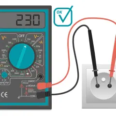 Un polímetro muestra 230V, conectado a un enchufe. Muestra que mide el voltaje.