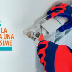 Manos con guantes ajustando una caldera con llave inglesa. Texto: "5 formas de bajar la presión a una caldera Sime".