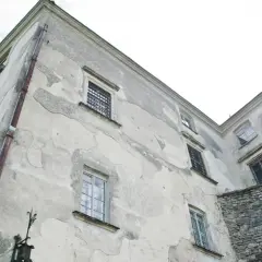 Edificio antiguo con el revoque deteriorado, necesita impermeabilizar muro exterior para protegerlo de la humedad.