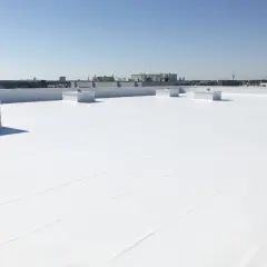 Techo blanco con membranas de poliuretano, mostrando sus ventajas de reflectividad y durabilidad.