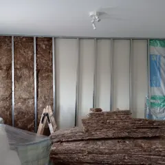 Aislamiento de pared para combatir la humedad. Se ve lana de roca y estructura metálica.