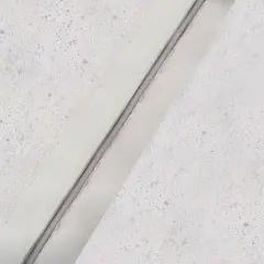 Detalle de sellado de juntas de dilatación en techo de hormigón texturizado.