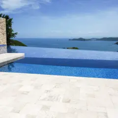 Piscina infinita con vistas al mar. El proceso de impermeabilizar piscina ya construida garantiza su durabilidad y belleza.