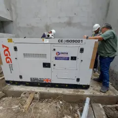 Técnicos revisan un generador eléctrico AGG, esencial para el suministro de energía.
