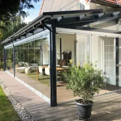Porche acristalado con muebles de interior. Una idea para como cerrar un porche de forma económica y disfrutarlo todo el año.