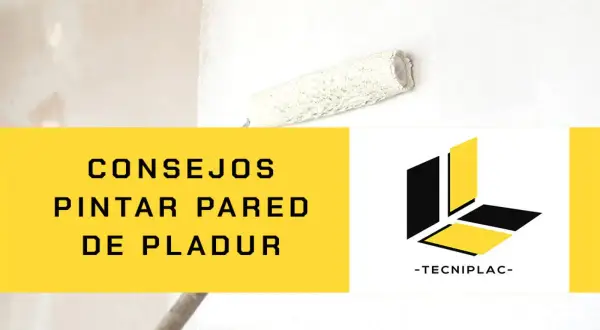 Consejos para pintar paredes de pladur. Rodillo pintando una pared blanca, con logo de Tecniplac.