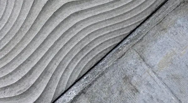 Superficie de hormigón sostenible con un diseño ondulado y una textura rugosa.