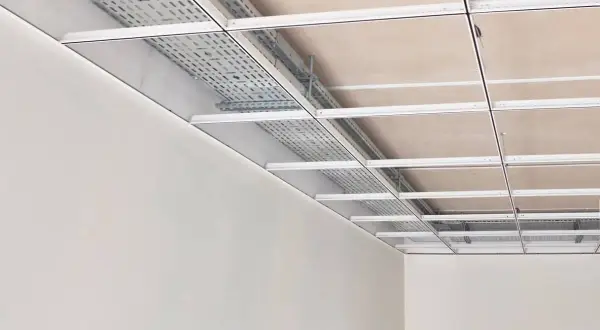 Estructura metálica para falso techo, ideal para quienes buscan como hacer un falso techo barato y funcional, ocultando instalaciones.