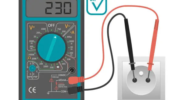 Un polímetro muestra 230V, conectado a un enchufe. Muestra que mide el voltaje.