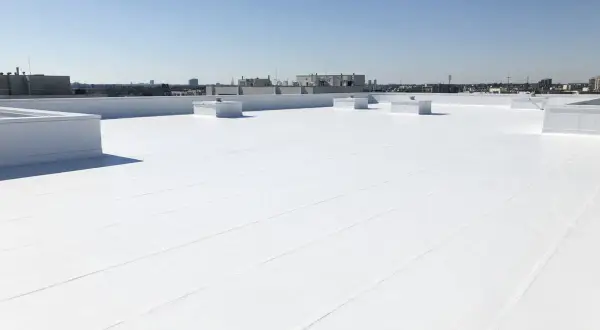 Techo blanco con membranas de poliuretano, mostrando sus ventajas de reflectividad y durabilidad.