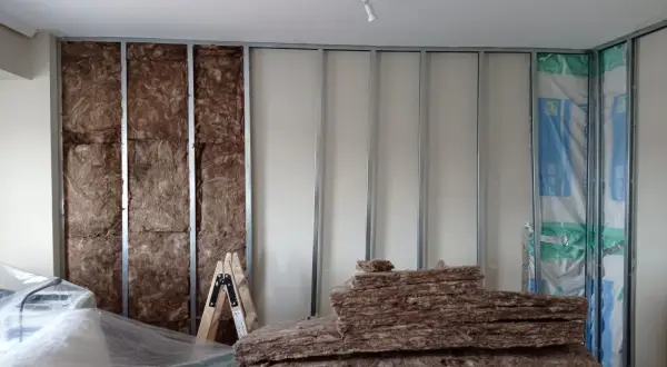 Aislamiento de pared para combatir la humedad. Se ve lana de roca y estructura metálica.