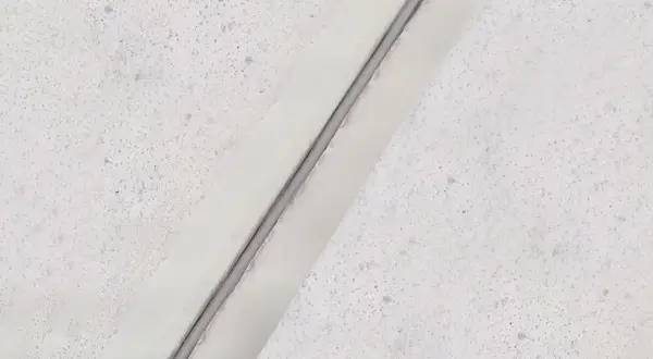 Detalle de sellado de juntas de dilatación en techo de hormigón texturizado.