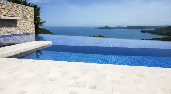 Piscina infinita con vistas al mar. El proceso de impermeabilizar piscina ya construida garantiza su durabilidad y belleza.