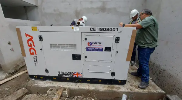 Técnicos revisan un generador eléctrico AGG, esencial para el suministro de energía.