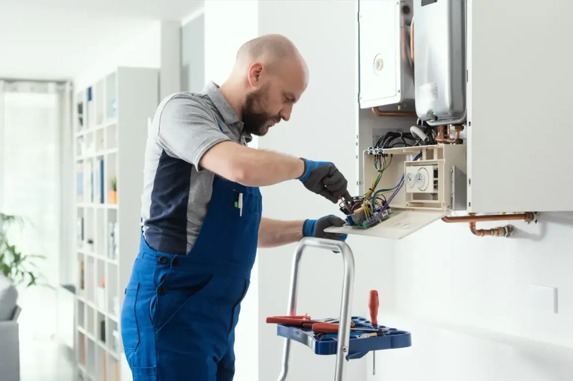 Técnico revisa caldera con presión por debajo de 1 bar. Trabaja en la placa electrónica con herramientas.