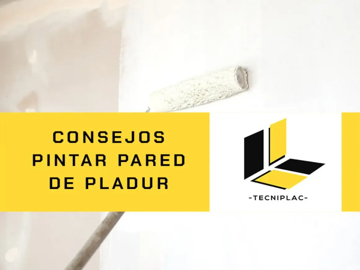 Consejos para pintar paredes de pladur. Rodillo pintando una pared blanca, con logo de Tecniplac.