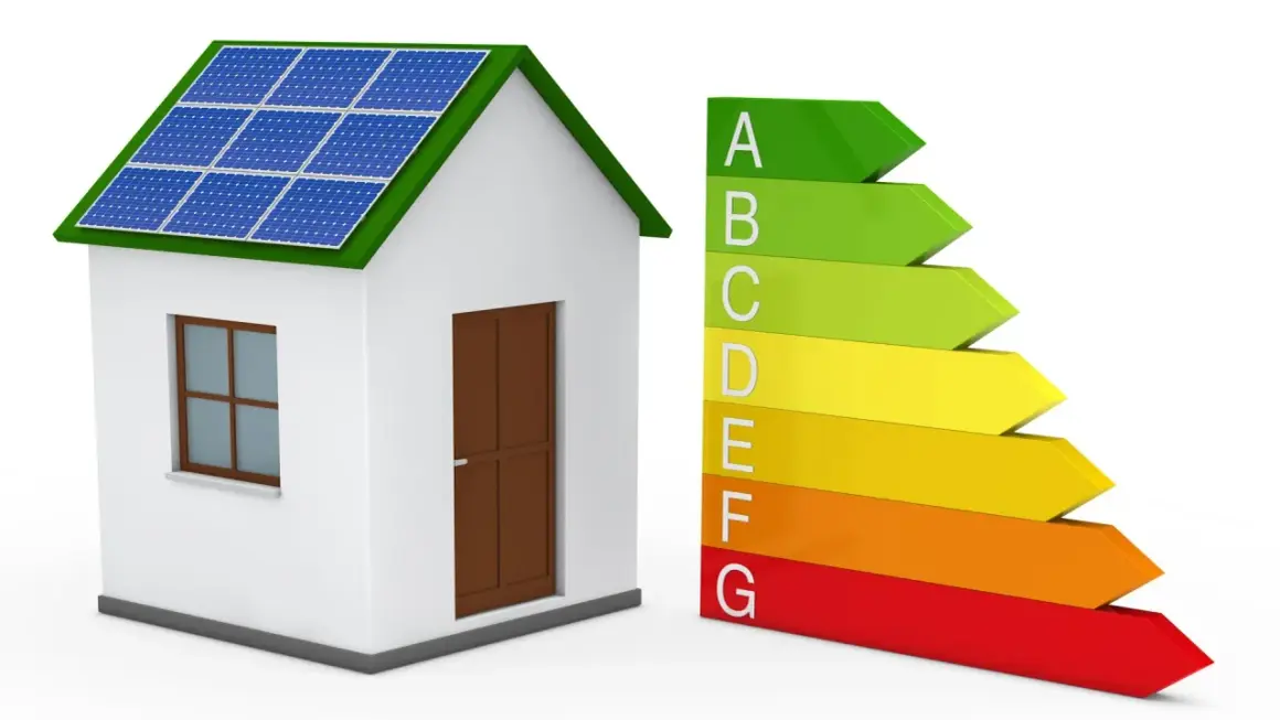 Casa con paneles solares en el tejado y una escala de eficiencia energética. ¡Un hogar pree 5000!