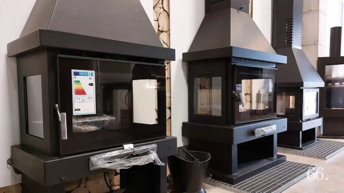 Chimeneas modernas con puertas de cristal y etiquetas de eficiencia energética. Las medidas de una chimenea para que no haga humo son clave para su correcto funcionamiento.