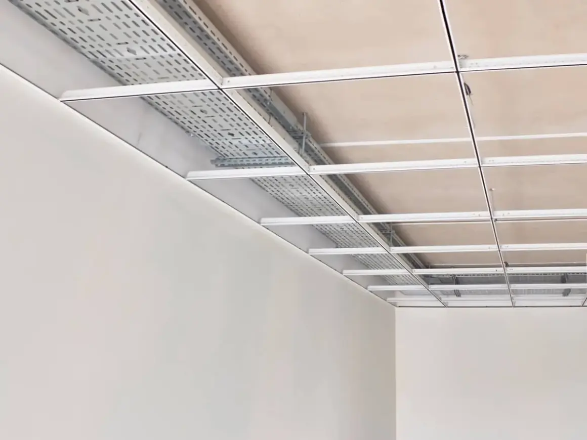 Estructura metálica para falso techo, ideal para quienes buscan como hacer un falso techo barato y funcional, ocultando instalaciones.