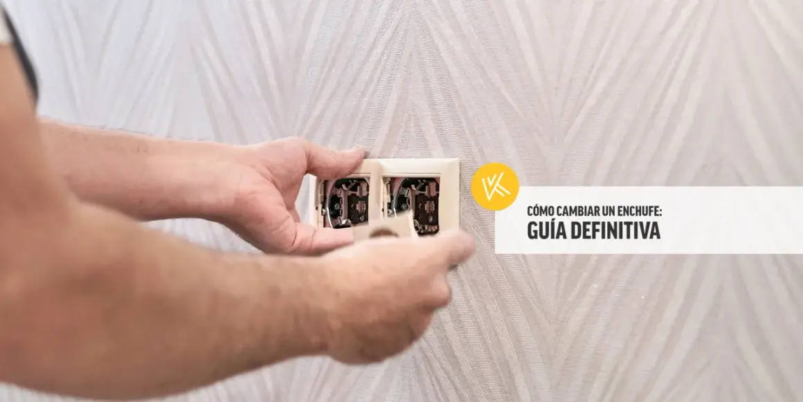 Manos trabajando en cómo cambiar un enchufe. Guía definitiva.