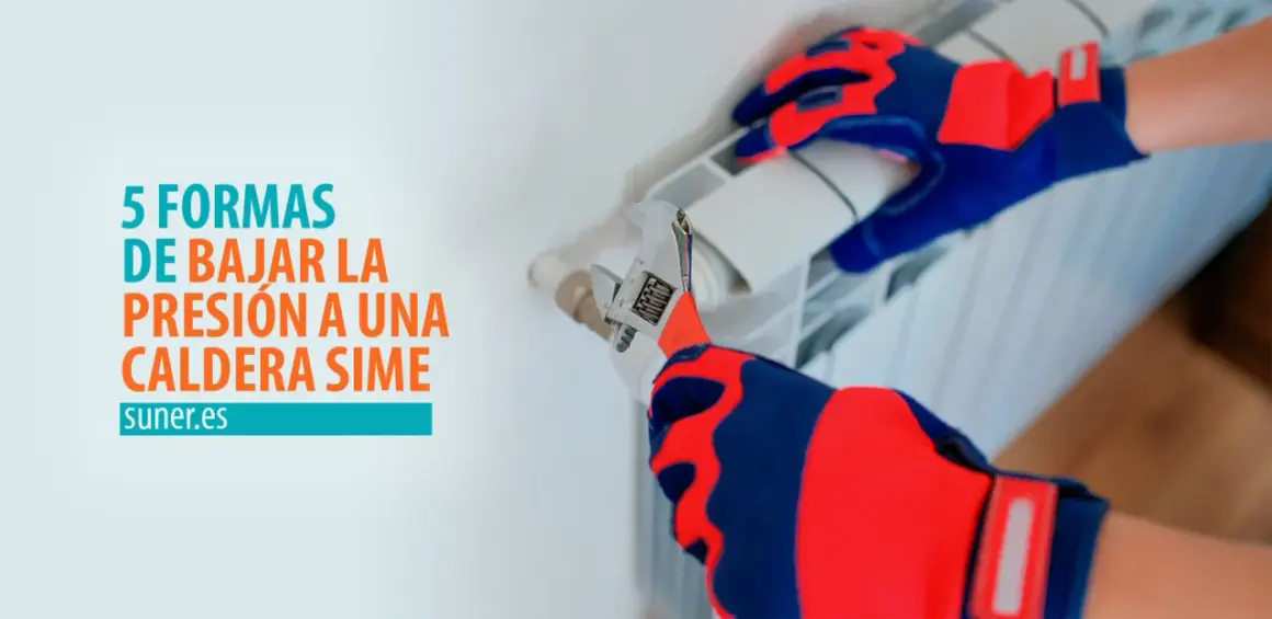 Manos con guantes ajustando una caldera con llave inglesa. Texto: "5 formas de bajar la presión a una caldera Sime".