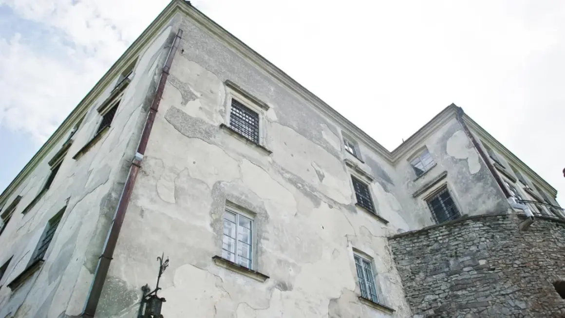 Edificio antiguo con el revoque deteriorado, necesita impermeabilizar muro exterior para protegerlo de la humedad.