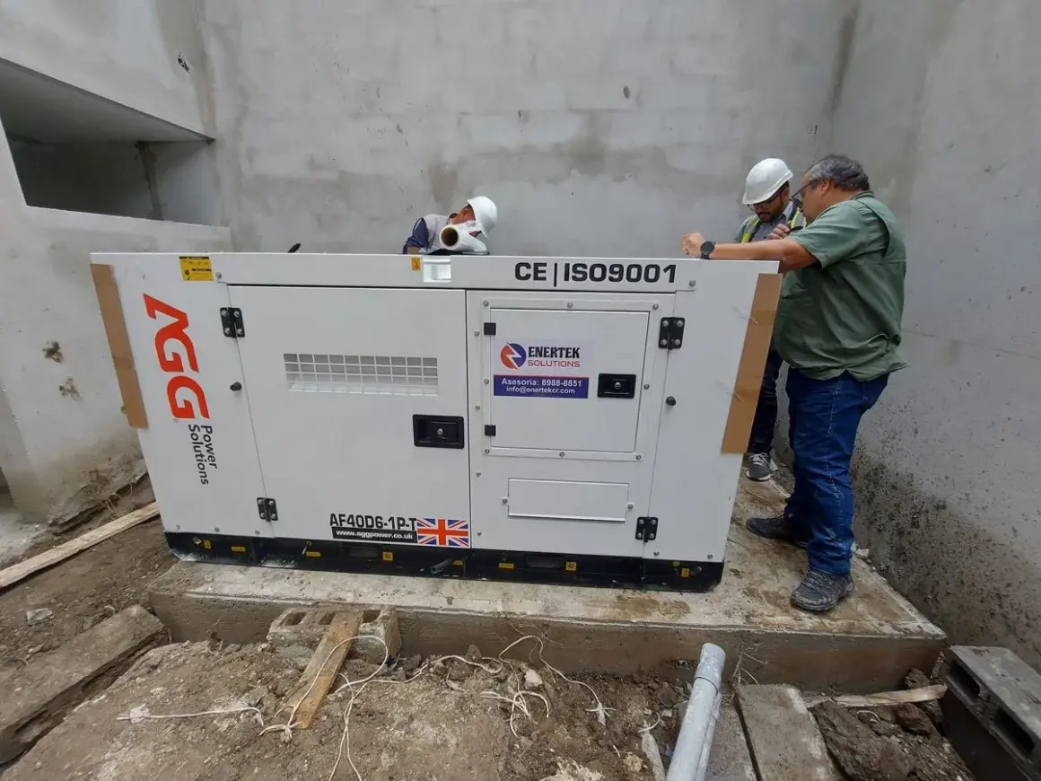 Técnicos revisan un generador eléctrico AGG, esencial para el suministro de energía.
