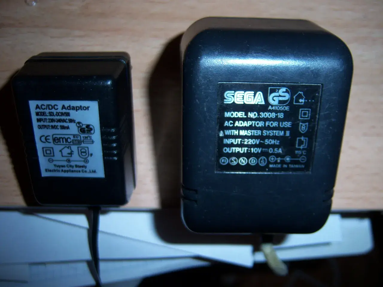 Adaptador SEGA de 220V a 10V, 0.5A, y otro transformador de 230V a 9V, 500mA.