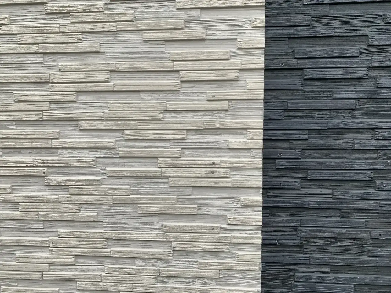 Textura de listones de piedra en dos tonos, blanco y gris oscuro, ideal para como revestir una pared exterior con estilo moderno.