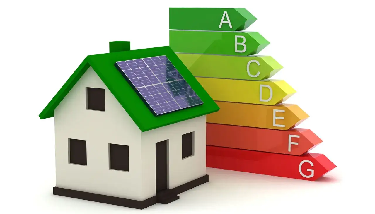 Casa con paneles solares y escala de eficiencia energética. ¡Descubre los fondos next generation para particulares!
