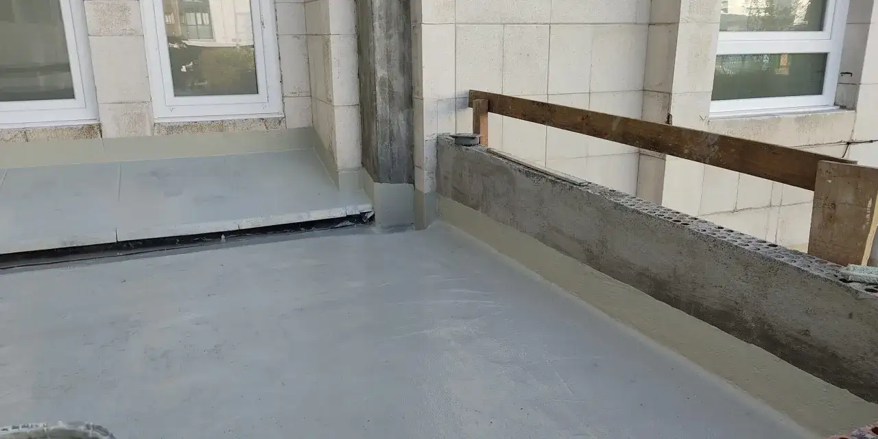 Techo con impermeabilización de poliuretano, mostrando su aplicación y detalles constructivos. Ventajas y desventajas a considerar.