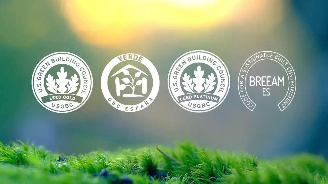 Sellos de certificación verde: LEED Gold, LEED Platinum, GBC España y BREEAM ES, sobre un fondo natural.