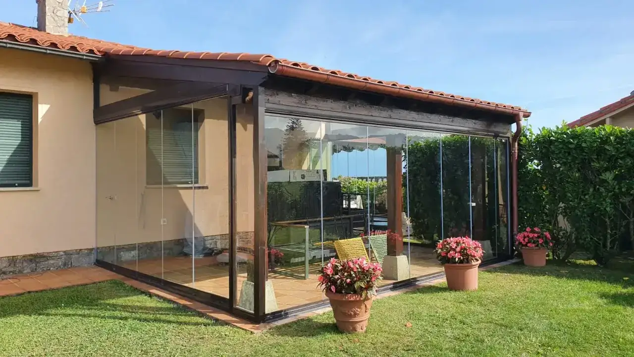 Moderno porche acristalado, ideal para disfrutar del exterior todo el año. Buenas ideas para cerrar un porche con estilo y funcionalidad.