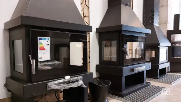 Chimeneas modernas con puertas de cristal y etiquetas de eficiencia energética. Las medidas de una chimenea para que no haga humo son clave para su correcto funcionamiento.