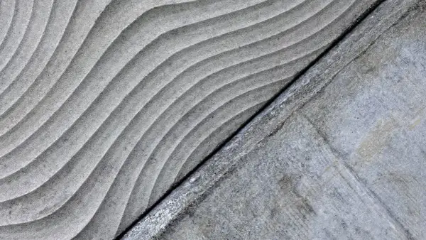 Superficie de hormigón sostenible con un diseño ondulado y una textura rugosa.