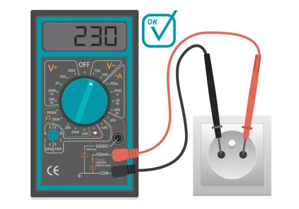Un polímetro muestra 230V, conectado a un enchufe. Muestra que mide el voltaje.