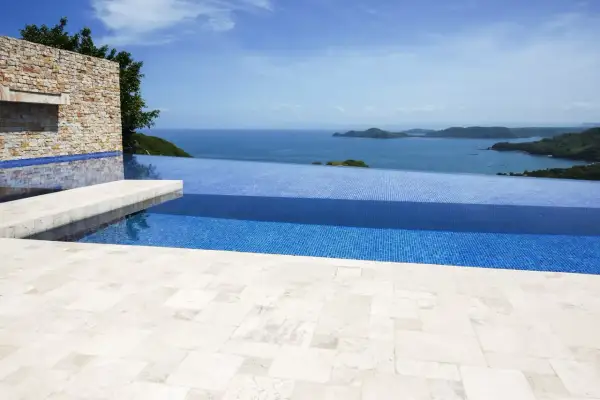 Piscina infinita con vistas al mar. El proceso de impermeabilizar piscina ya construida garantiza su durabilidad y belleza.